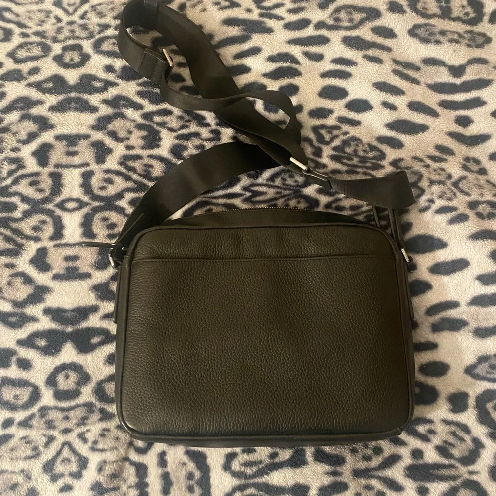 Micheal Kors crossbody bag - Picture 2 of 5